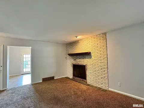 Living - 24012403 Lynnhaven Rd, Springfield, IL 62704 photo 1 of 2