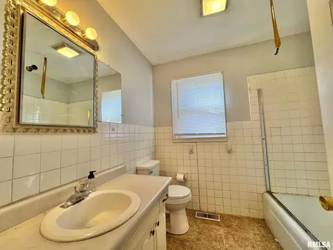 Bath - 24012403 Lynnhaven Rd, Springfield, IL 62704 photo 1 of 1