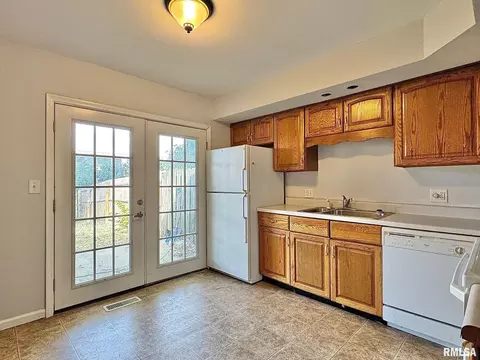 Kitchen - 24012403 Lynnhaven Rd, Springfield, IL 62704 photo 1 of 2