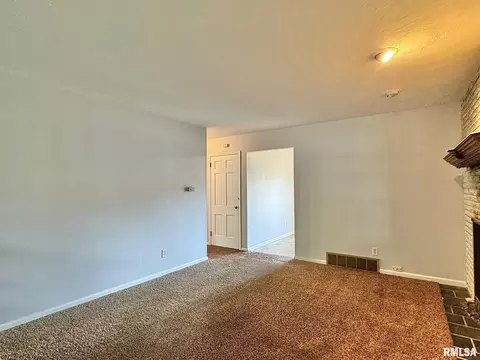 Living - 24012403 Lynnhaven Rd, Springfield, IL 62704 photo 2 of 2