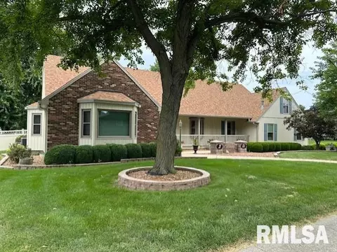2 Aaron Dr, Jacksonville, IL 62650