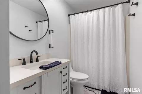 Bath - 1803 Wren Dr, Springfield, IL 62703 photo 2 of 3