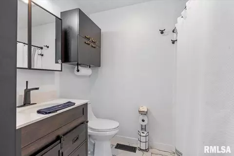 Bath - 1803 Wren Dr, Springfield, IL 62703 photo 1 of 3