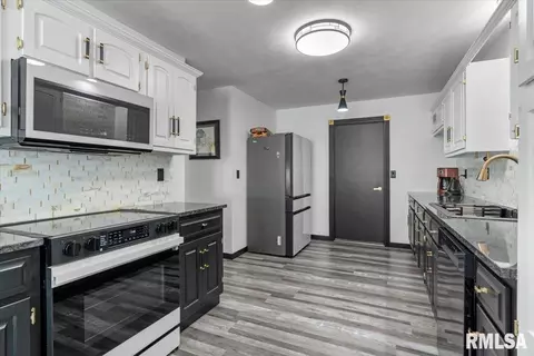 Kitchen - 1803 Wren Dr, Springfield, IL 62703 photo 3 of 4