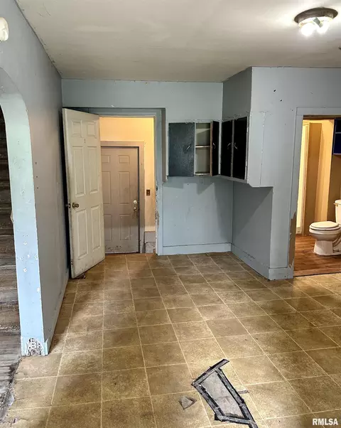 Entry Way - 104 S Harshbarger St, Abingdon, IL 61410 photo 1 of 1