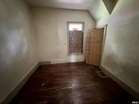 Bedroom - 104 S Harshbarger St, Abingdon, IL 61410 photo 2 of 5