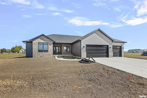 404 Sundown Ln, Chatham, IL 62629