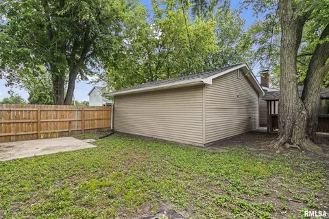 Exterior - 415 E Spruce St, Chatham, IL 62629 photo 7 of 9