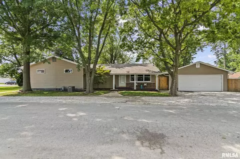 415 E Spruce St, Chatham, IL 62629