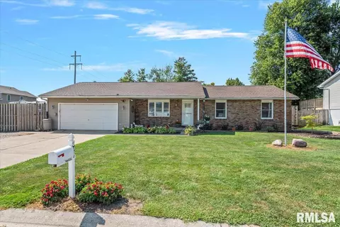 844 Magnolia Dr, Chatham, IL 62629