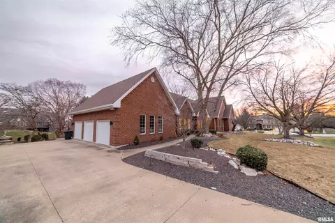 921 Birdie Ln, Quincy, IL 62305