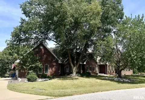 921 Birdie Ln, Quincy, IL 62305