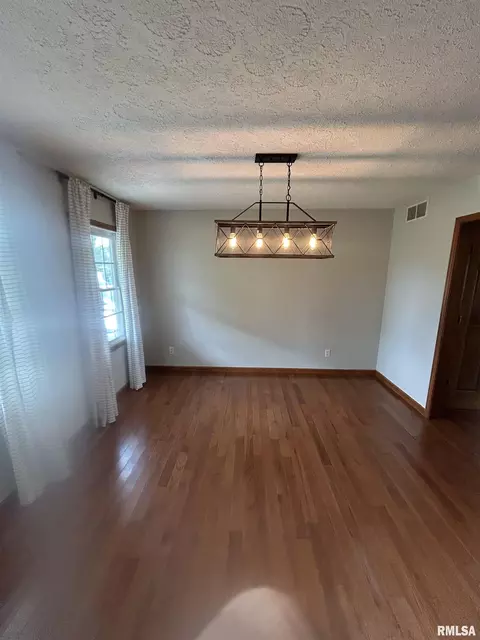 Dining - 806 Bitterroot Ct, Athens, IL 62613 photo 1 of 1
