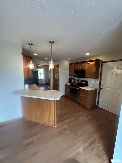 Kitchen - 806 Bitterroot Ct, Athens, IL 62613 photo 3 of 3
