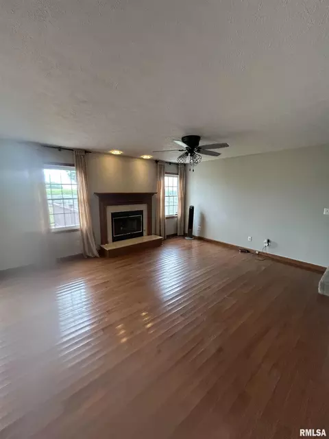 Living - 806 Bitterroot Ct, Athens, IL 62613 photo 2 of 2