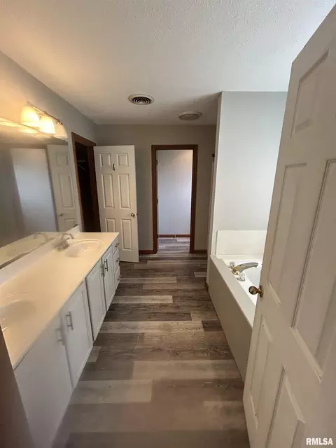 Bath - 806 Bitterroot Ct, Athens, IL 62613 photo 2 of 3