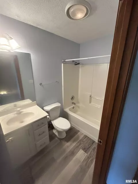 Bath - 806 Bitterroot Ct, Athens, IL 62613 photo 1 of 3