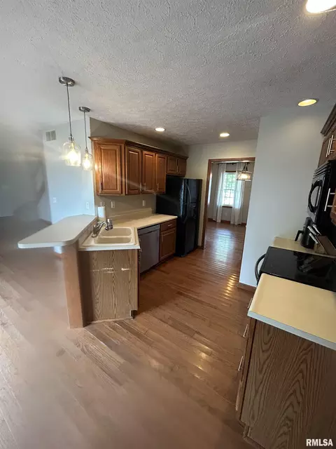 Kitchen - 806 Bitterroot Ct, Athens, IL 62613 photo 2 of 3