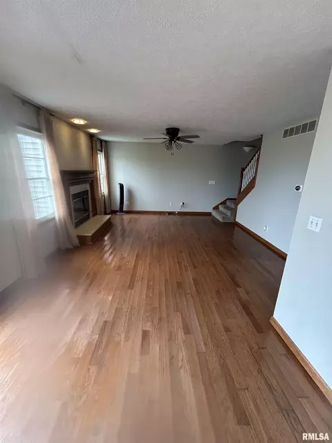 Living - 806 Bitterroot Ct, Athens, IL 62613 photo 1 of 2