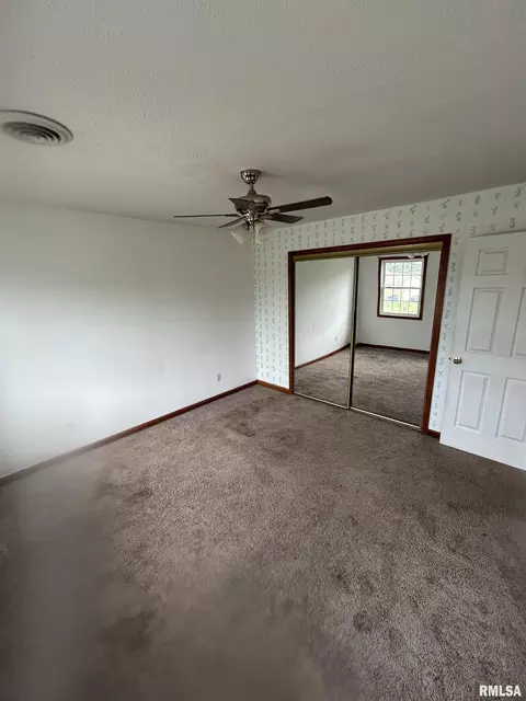 Bedroom - 806 Bitterroot Ct, Athens, IL 62613 photo 2 of 4