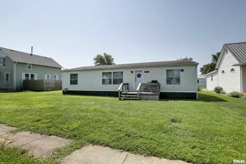207 Adams St, Coatsburg, IL 62325