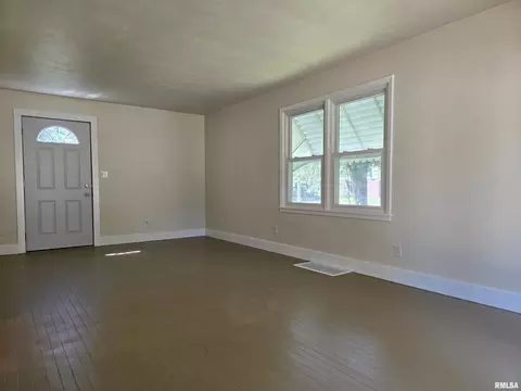 Living - 3324 S 2nd St, Springfield, IL 62703 photo 1 of 2