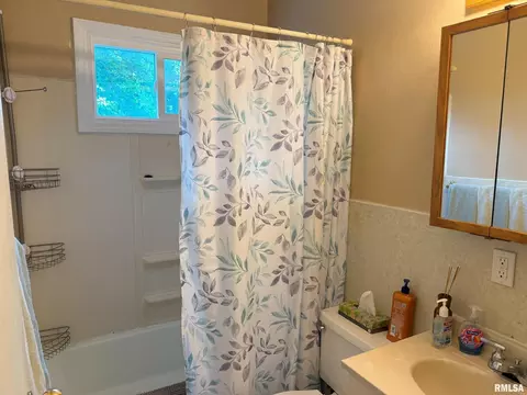 Bath - 17 Lilac Ln, Springfield, IL 62702 photo 2 of 2