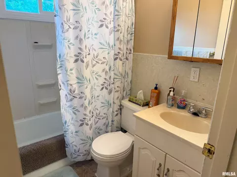 Bath - 17 Lilac Ln, Springfield, IL 62702 photo 1 of 2