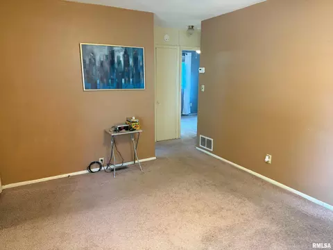 Living - 17 Lilac Ln, Springfield, IL 62702 photo 2 of 3