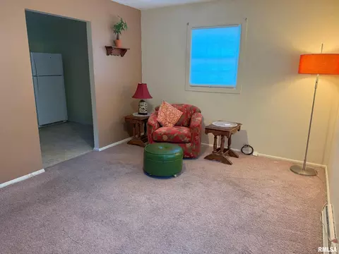 Living - 17 Lilac Ln, Springfield, IL 62702 photo 1 of 3