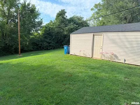 Exterior - 17 Lilac Ln, Springfield, IL 62702 photo 2 of 3