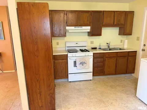 Kitchen - 17 Lilac Ln, Springfield, IL 62702 photo 1 of 1