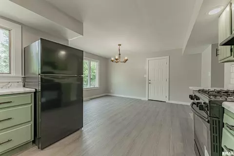 660 6th St, Lincoln, IL 62656 photo 9