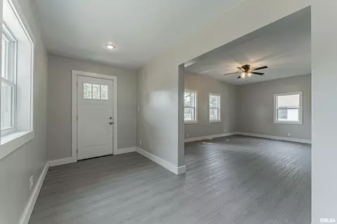 660 6th St, Lincoln, IL 62656 photo 4