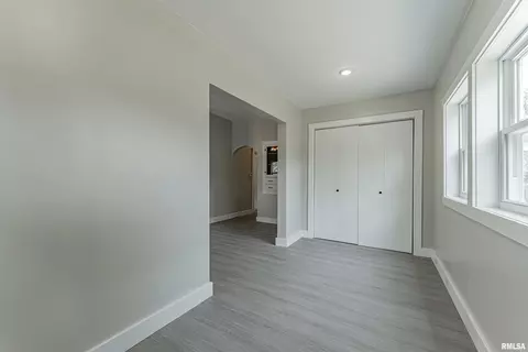 660 6th St, Lincoln, IL 62656 photo 3