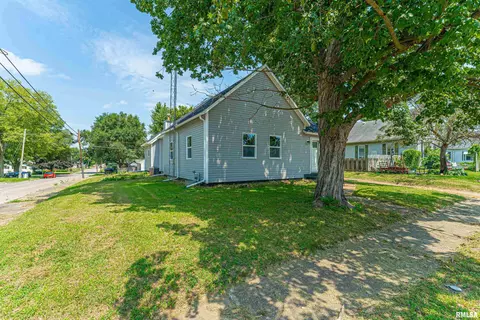 660 6th St, Lincoln, IL 62656 photo 2