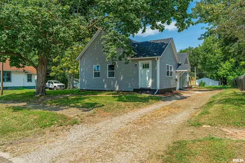 660 6th St, Lincoln, IL 62656
