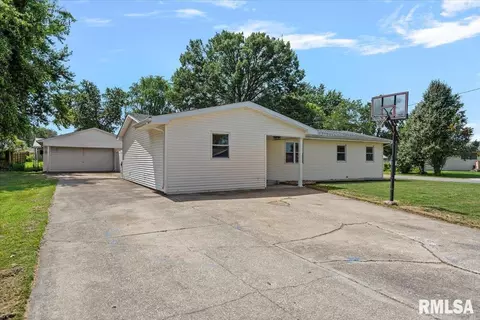 1108 Monroe St, Pawnee, IL 62558
