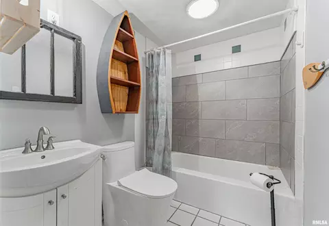 Bath - 12450 Sunset Dr, Manito, IL 61546 photo 1 of 1