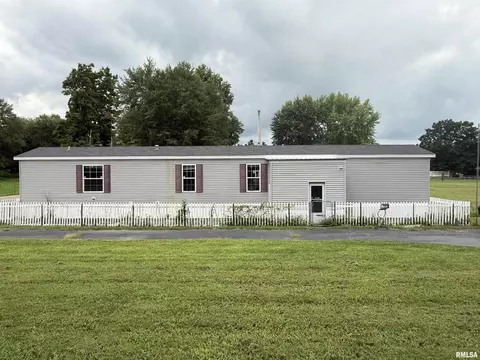 135 S Church St, Plainville, IL 62365