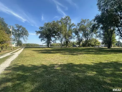 108 Mason St, Tovey, IL 62570