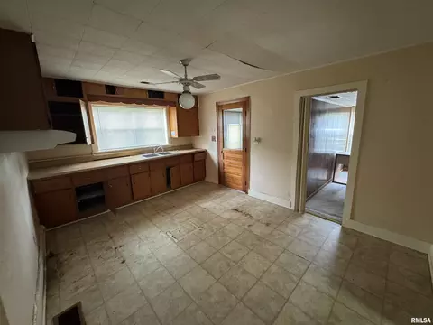 211 E Locust St, Chatham, IL 62629 photo 5