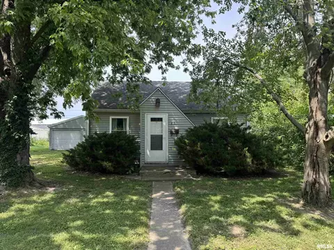 211 E Locust St, Chatham, IL 62629