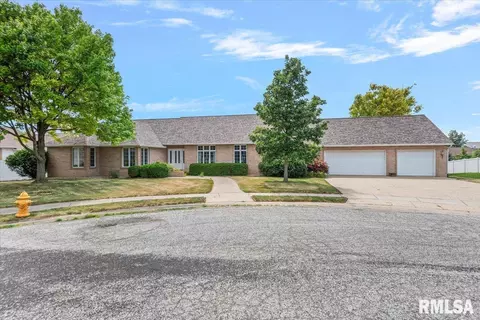 9 Belaire Ct, Jacksonville, IL 62650