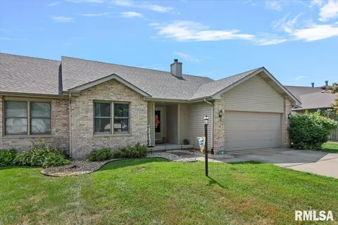 26 Hawks Nest Dr, Chatham, IL 62629