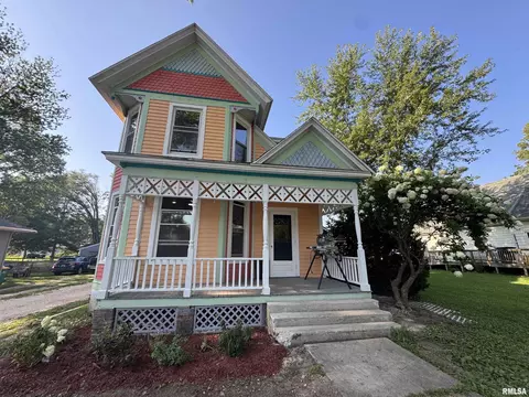 305 E Washington St, Avon, IL 61415