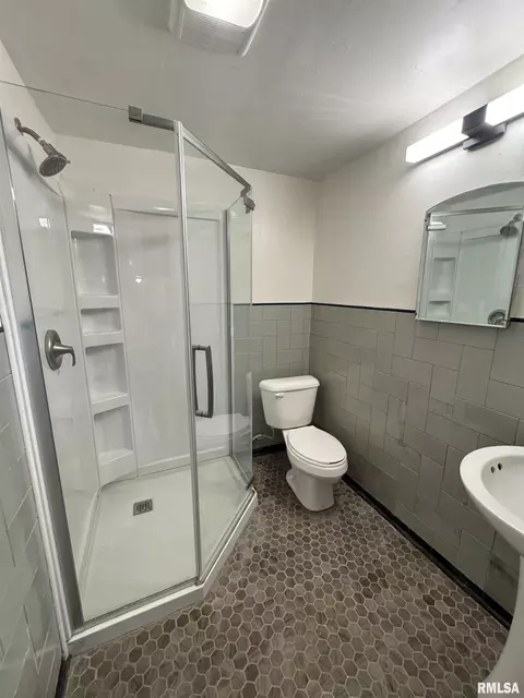 305 E Washington St, Avon, IL 61415 photo 37