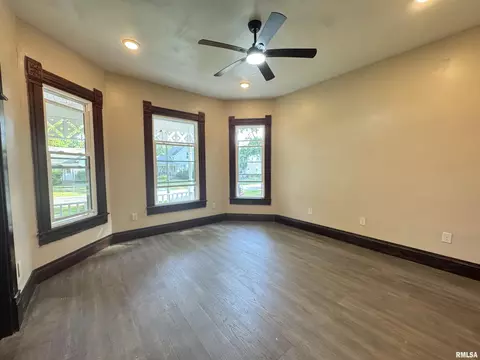 305 E Washington St, Avon, IL 61415 photo 8