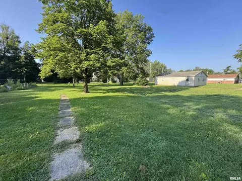 305 E Washington St, Avon, IL 61415 photo 4