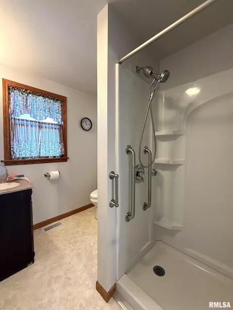 Bath - 124 S Joy St, Oneida, IL 61467 photo 2 of 3